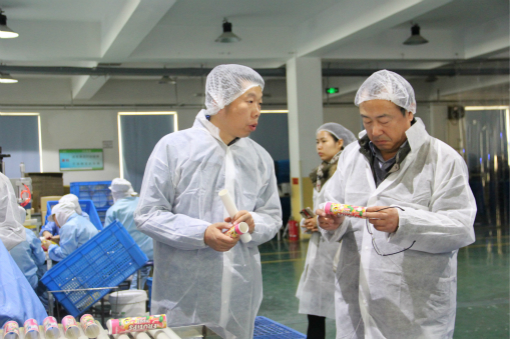 专家组对螺旋标项目产品进行考察 专家组对螺旋标项目产品进行考察