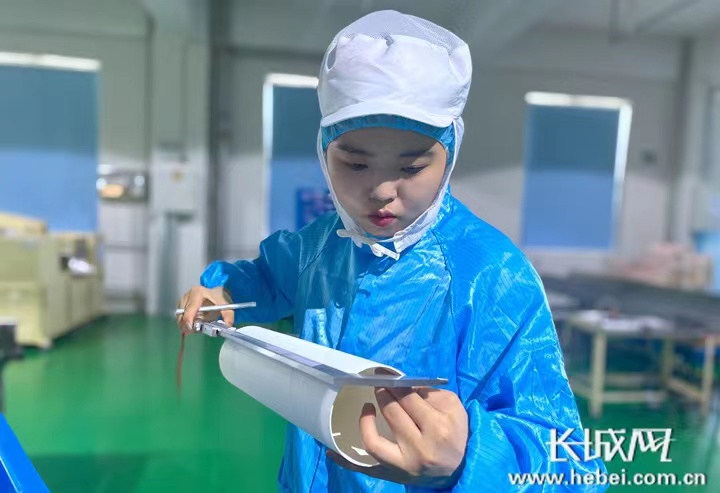 潘雪在记录纸管纸张含水量变化 潘雪在记录纸管纸张含水量变化