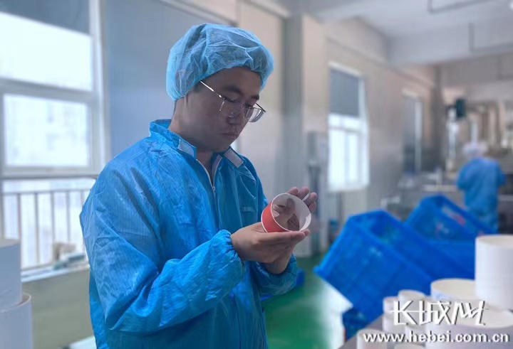 李淑斌正在制作月饼包装盒样品 李淑斌正在制作月饼包装盒样品